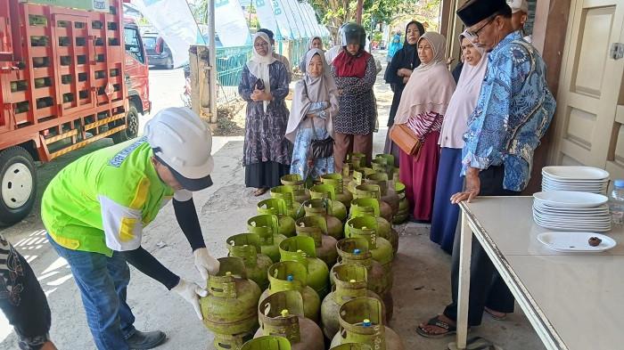 ANTRI BELI GAS - Warga mengantri untuk membeli gas elpiji bersubsidi di gerai KDMP Desa Komplek Geuceu, Kecamatan Banda Raya, Banda Aceh, Kamis (18/9/2025).