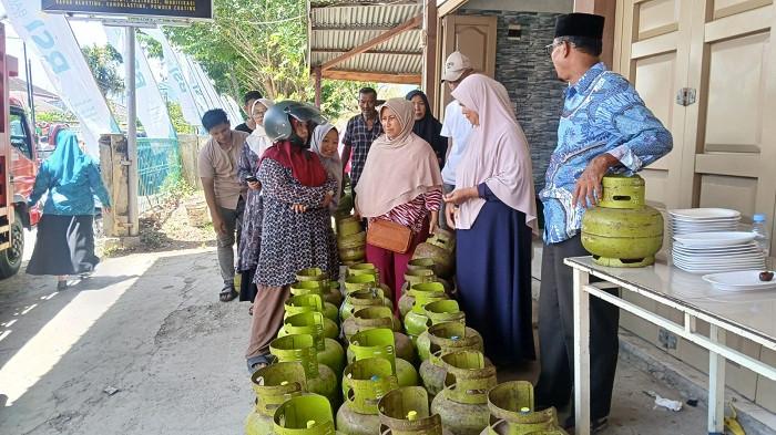 ANTRI BELI GAS - Warga mengantri untuk membeli gas elpiji bersubsidi di gerai KDMP Desa Komplek Geuceu, Kecamatan Banda Raya, Banda Aceh, Kamis (18/9/2025)