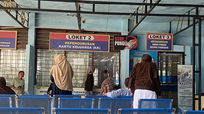 Warga saat melakukan pengurusan administrasi kependudukan di Disdukcapil Aceh Selatan, Tapaktuan, Kamis (19/2/2026).