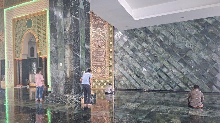 MASJID GIOK - Masjid Giok di Kabupaten Nagan Raya menjadi salah satu destinasi wisata religi di Provinsi Aceh.