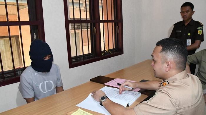 YZ tersangka penembak rumah polisi di Peudawa diserahkan ke Kejaksaan Negeri Aceh Timur, untuk diproses hukum lebih lanjut, Jumat (25/7/2025).