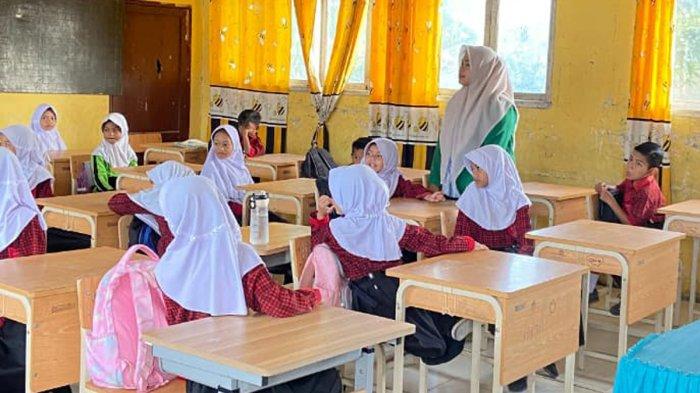 Mahasiswa Kuliah Kerja Nyata (KKN) Kelompok 56 Universitas Malikussaleh melaksanakan kegiatan edukasi pelayanan publik dan pemilahan sampah sejak dini bagi siswa kelas 2 SD Negeri 7 Blang Mangat, Desa Kuala, Kecamatan Blang Mangat, Lhokseumawe, Kamis (6/2/2026).