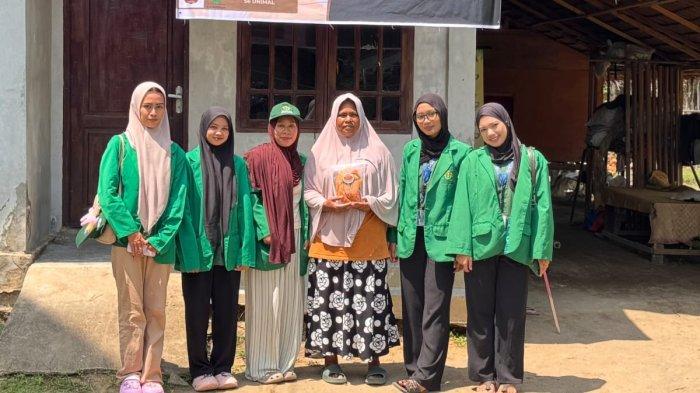 Mahasiswa Kuliah Kerja Nyata (KKN) Universitas Malikussaleh Kelompok 56 melaksanakan kegiatan pengembangan Usaha Mikro, Kecil, dan Menengah (UMKM) di Desa Kuala, Kecamatan Blang Mangat, Kota Lhokseumawe.
