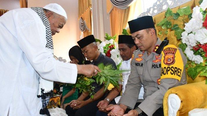 Abu Paya Pasi Peusijuek Forkopimda Aceh Timur, Kapolres Minta Dukungan Ulama