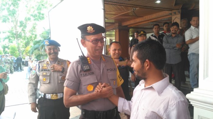 Keluar dari Gedung, Adi Laweung Diteriaki Pengunjung