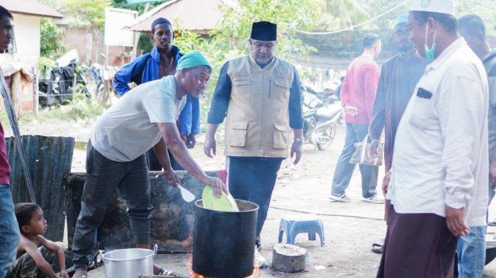 Tgk Ahmada MZ bersama tim menyerahkan bantuan logistik berupa beras dan mie instan kepada warga terdampak banjir yang mengungsi di Dayah Istiqamatuddin Pasi, Desa Alue Kuta, Kecamatan Jangka, Bireuen. Bantuan ini diharapkan dapat meringankan beban masyarakat di tengah situasi darurat.