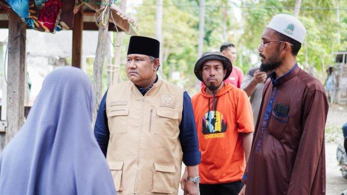 Tgk Ahmada MZ bersama tim menyerahkan bantuan logistik berupa beras dan mie instan kepada warga terdampak banjir yang mengungsi di Dayah Istiqamatuddin Pasi, Desa Alue Kuta, Kecamatan Jangka, Bireuen. Bantuan ini diharapkan dapat meringankan beban masyarakat di tengah situasi darurat.
