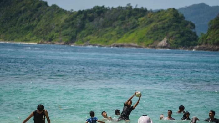 aktivitas pengunjung di pantai Lhok mata Ie