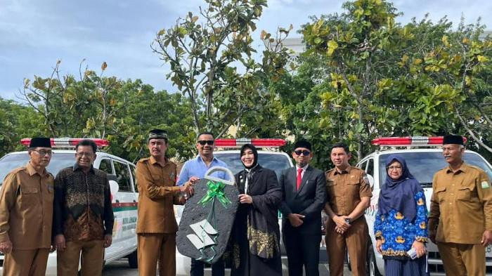 Wali Kota Banda Aceh Serahkan Mobil Ambulans Usulan Anggota DPRK Aulia Rahman untuk Gampong Tibang