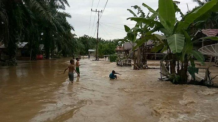 Anak-anak Aceh Singkil Jadikan Banjir sebagai Tempat Bermain
