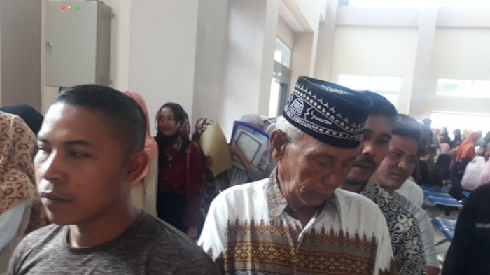 Warga Sesaki Disdukcapil Pidie, Harus Menunggu Berjam-jam untuk Dapat Ambil Nomor Antrean
