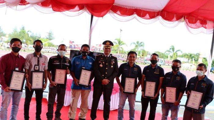Wartawan Aceh Jaya Dapat Penghargaan dari Kapolres, Saat Puncak Peringatan HUT Ke-76 Bhayangkara