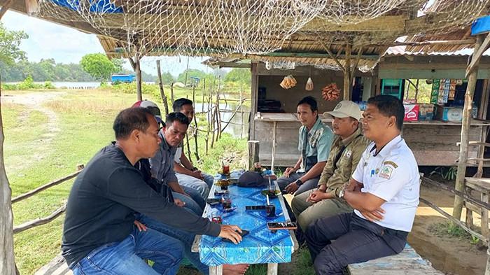 BAHAS HARIMAU - Camat Kuala Baru, Kabupaten Aceh Singkil, Mansurdin (kanan) bersama BKSDA, Muspika dan perangkat desa ketika melakukan persiapan sebelum ke lokasi warga melihat harimau, Rabu (6/8/2025).