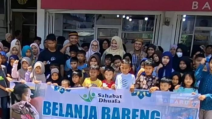 FOTO BERSAMA - Ketua TP PKK Pidie, Hj Rohana Razali STp berfoto bersama anak yatim dan duafa setelah belanja bareng digelar di Sigli, Pidie, Minggu (15/3/2026).