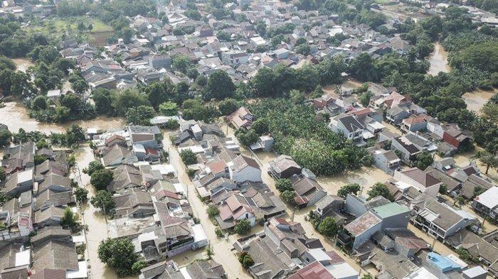 FOTO - Banjir Rendam Ratusan Rumah di Villa Jatirasa Bekasi - banjir-akibat-luapan.jpg