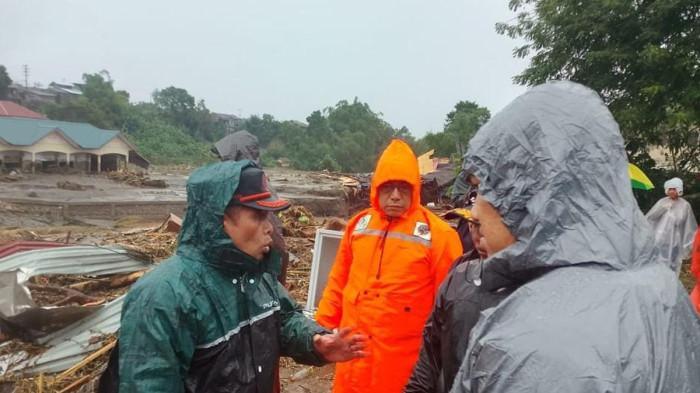 BANJIR DI BENER MERIAH - Sekda Bener Meriah selaku Kepala BPBD Bener Meriah Riswandika Putra bersama pihak terkait sedang berada di lokasi bencana yang diterjang banjir di Jalan Simpang Tiga-Pondok Baru, Kabupaten Bener Meriah, Rabu (26/11/2025). (Diskominfo Bener Meriah)