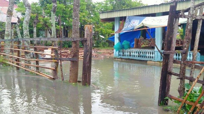 Banjir luapan menggenangi rumah warga di Gampong Palong, Kecamatan Glumpang Baro, Pidie, Senin (18/1/2021).