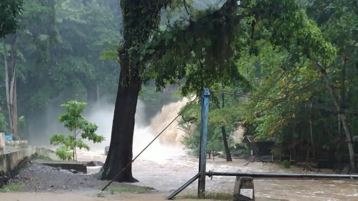 TERENDAM BANJIR - Kondisi banjir yang menggenangi jalan utama dan rumah warga di Gampong Geunteut, Kecamatan Lhoong, Aceh Besar, Selasa (11/11/2025). Banjir disebabkan oleh luapan sungai Krueng Kala akibat hujan deras sejak pagi.