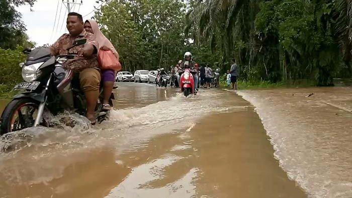 Banjir di Jalan Singkil-Subulussalam Berangsur Surut