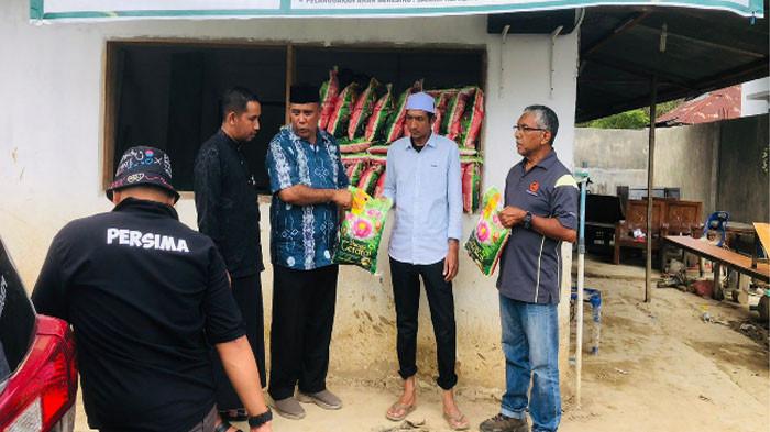 Penulis Tgk. Akmal Abzal yang juga Ketua LAZISNU Aceh saat menyerahkan bantuan di lokasi bencana banjir.
