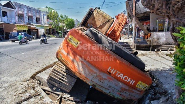 Ekskavator Terperosok saat Pengerjaan Penggalian Drainase di Banda Raya