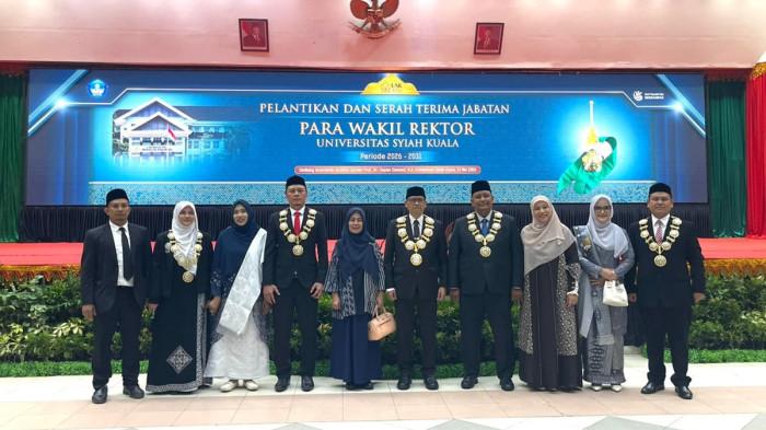 FOTO BERSAMA - Rektor USK, Prof Mirza Tabrani, foto bersama usai melantik empat wakil rektor periode 2026-2031 di Gedung AAC Dayan Dawood, kampus setempat, Darussalam, Banda Aceh, Rabu (13/5/2026) sore.
