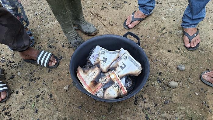 Bersihkan –Warga bersama anggota TNI maupun Polsek Juli, Senin (10/11/2025) bersihkan sisa rumah terbakar di Desa Rantau Panyang, Juli, Bireuen.