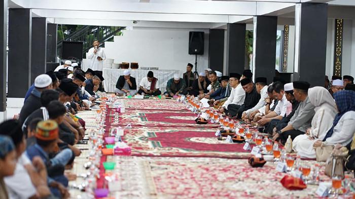 BUKA PUASA - Suasana buka puasa bersama sebagai penanda dimulainya rangkaian Safari Ramadhan 1447 Hijriah/2026 Masehi oleh pemerintahGayoLues, di Gedung Umah Pintu Ruang, Selasa (24/2/2026).