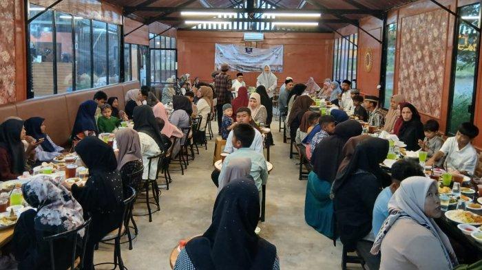 Alumni 1997 SMU Negeri 4 Lampineung Banda Aceh menggelar buka puasa bersama dengan 52 anak yatim serta guru-guru purnabakti, Minggu (15/3/2026), di Rouz Cafe, Rukoh, Kecamatan Syiah Kuala, Banda Aceh.