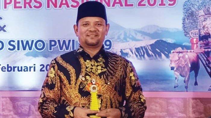 Aminullah dan Mawardi Raih Golden Award 2019 - bupati-aceh-besar-ir-mawardi-ali-berpose-setelah-menerima-golden-award.jpg