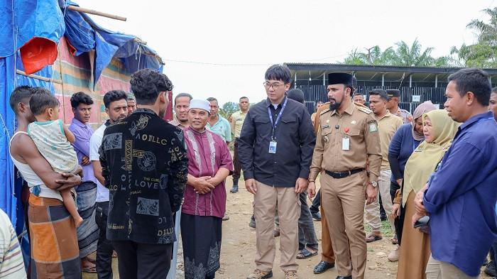 Bupati Aceh Timur, Iskandar Usman Al-Farlaky, menegaskan komitmen pemerintah daerah dalam mengawal penanganan pengungsi Rohingya. Kunjungan langsung Bupati ke camp pengungsi di Desa Seuneubok Rawang, Kecamatan Peureulak Timur, pada Senin (15/9/2025), menunjukkan perhatian serius terhadap kondisi 240 jiwa pengungsi yang saat ini ditampung di sana.