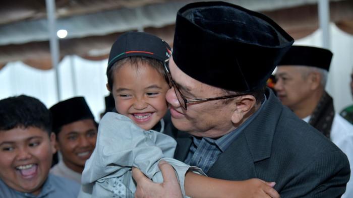Bupati Bener Meriah Tagore Abubakar menyerahkan bingkisan kepada anak yatim dalam acara buka puasa bersama Pemkab Bener Meriah di Pendopo Bupati, Redelong, Bener Meriah, Selasa (17/3/2026).