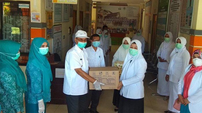 Plt Bupati dan TP-PKK Bireuen Serahkan Alat Pelindung Diri kepada Tim Medis di Puskesmas Peudada