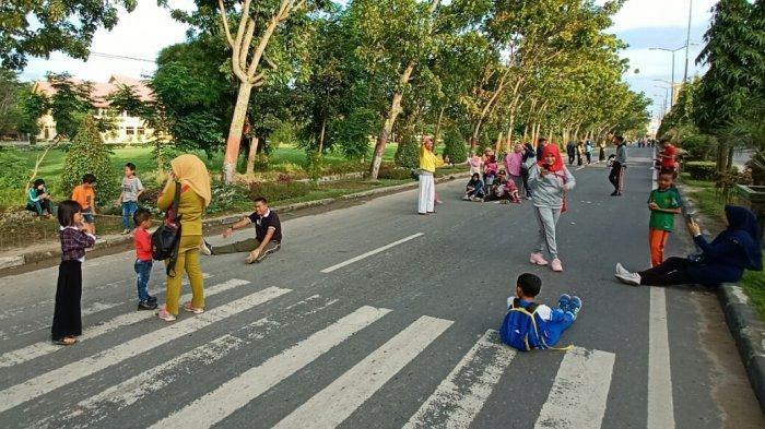 Aceh Tamiang Luncurkan Car Free Day, Warga Berselfie Ria di Tengah Jalan
