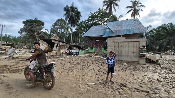 Anak-anak di Desa Matang Ara  Kecamatan Bandar Pusaka, Aceh Tamiang, saat menceritakan kengerian air banjir yang merendam desanya dan mereka harus tidur ke bukit.
SERAMBINEWS.COM/ZUBIR