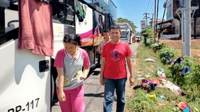 BANJIR ACEH - Kisah Hasan Basri M. Nur pada Selasa malam (25/11/2025), memutuskan pulang dari Medan ke Banda Aceh dengan menumpang Bus Putra Pelangi Sleeper (orang tidur, red), BL 7591 AJ. Namun, tiba-tiba pada Selasa tengah malam, suasana berubah. Banjir menghantam Aceh secara menyeluruh, khususnya pesisir timur mulai Aceh Tamiang, Langsa, Aceh Timur, Aceh Utara, Bireuen, hingga Pidie Jaya dan seterusnya.