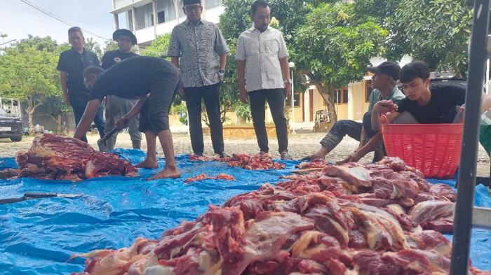 DAGING KURBAN - Tokoh Aceh, H Sayed Muhammad Muliady bersama H Ihsanuddin MZ melihat proses pembersihan daging kurban di kompleks Balee Al-Ihsan, kawasan Pango Raya, Banda Aceh, Sabtu (30/5/2026).