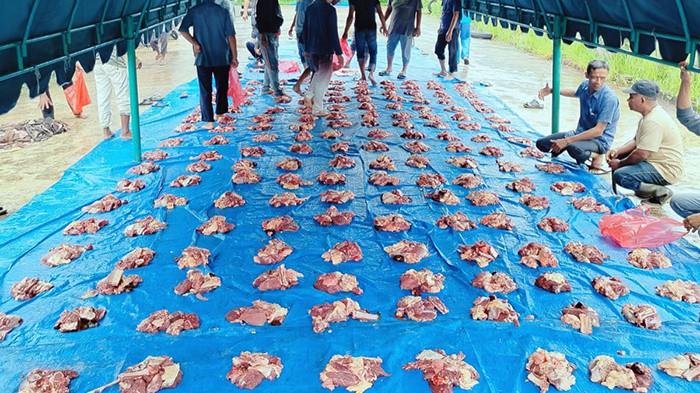 DAGING MEUGANG - Warga Desa Ateuk Mon Panah, Aceh Besar melaksanakan gotong royong pembagian daging meugang, Selasa (17/2/2026).