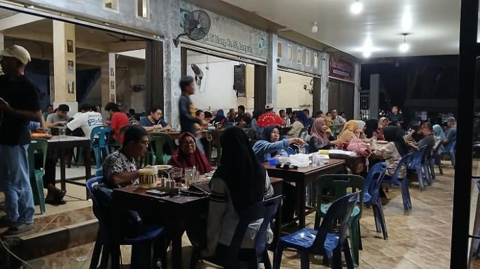 Listrik Padam Belasan Jam, Warga Banda Aceh Padati Warkop