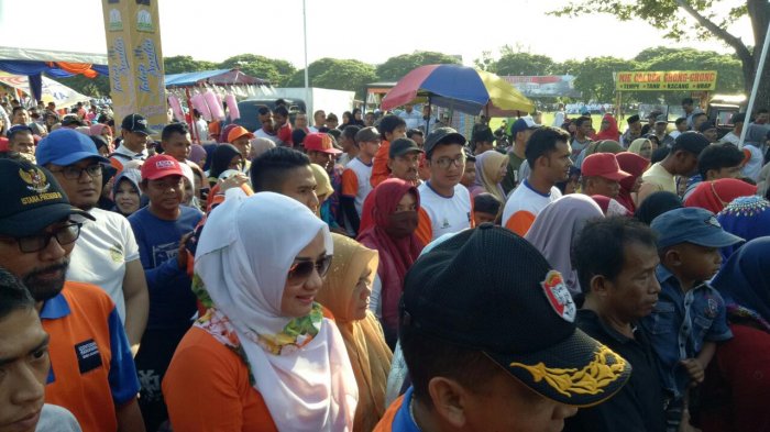 Berbaur dengan Pejalan Santai, Darwati Hampir tak Dikenali di Blangpadang