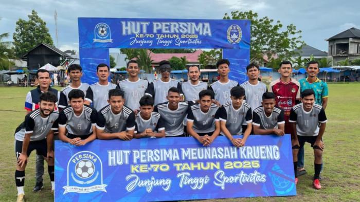 FOTO BERSAMA - Skuad Dege FC melakukan  foto bersama sebelum pertandingan pada Turnamen HUT Persima Meunasah Krueng ke-70 di Lapangan Persima Ingin Jaya, Aceh Besar, Kamis (6/11/2025).