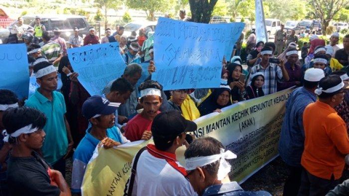 BREAKING NEWS - Dipecat, Puluhan Mantan Keuchik di Nagan Raya Lancarkan Demo ke Kantor Bupati