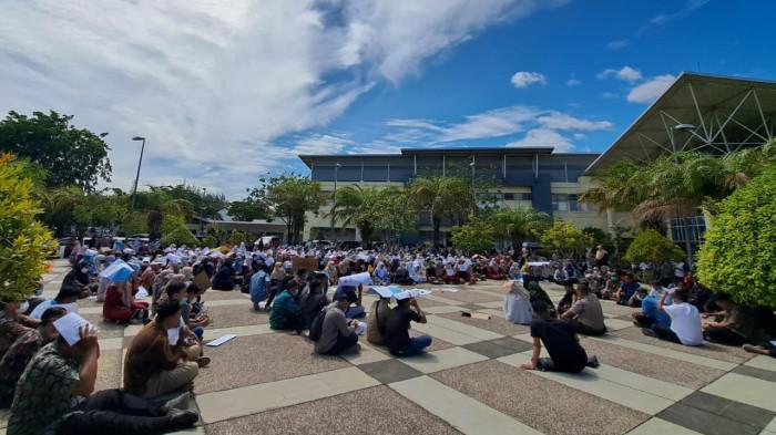 Ini 16 Tuntutan Ratusan Nakes-Pegawai saat Demo di Halaman RSUDZA Banda Aceh