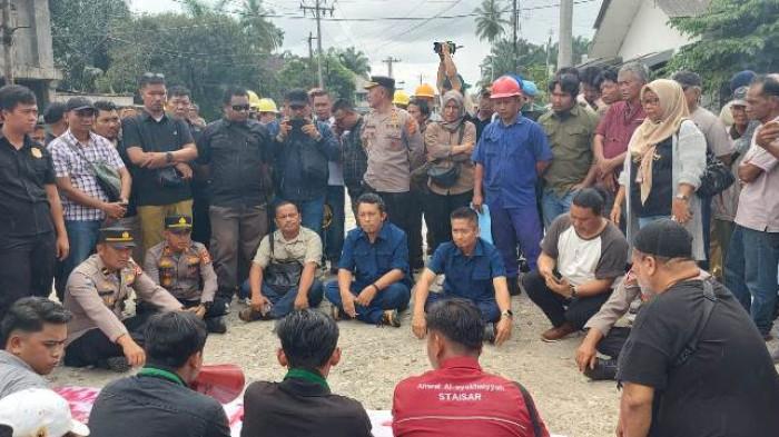 Diguyur Hujan, Demonstran dan Pengurus Socfindo Aceh Singkil Tetap Menggelar Dialog