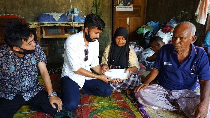 Ketua Lazismu Kota Lhokseumawe, Farhan Zuhri Baihaqi, didampingi Ramzi Ramzi, menyerakhan donasi tunai kepada Pasca musibah kebakaran rumah yang menimpa pasangan suami istri (Pasutri) Abdurrahman (78) dan Umiyah (65) yang merupakan warga Gampong Ulee Jalan, Dusun Masjid, Kecamatan Banda Sakti, Kota Lhokseumawe, Selasa (11/8/2020). 