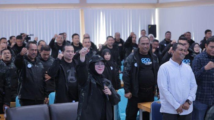 Wali Kota Banda Aceh, Illiza Sa’aduddin Djamal dan Kepala OPD saat mendengar paparan 
Wakil Ketua DPRK Banda Aceh, Daniel Abdul Wahab dalam kegiatan Retret Kepemimpinan Pemerintah Kota Banda Aceh di Mata Ie Resort, Sabang, Senin (18/5/2026).