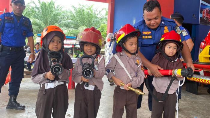 Edukasi Kebakaran, Hampir Seribu Murid TK Diajak Belajar Sambil Bermain di Damkar Atam