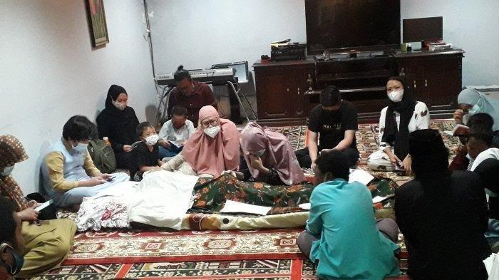 Anton Medan Rencananya Dikubur Besok di Makam Sudah Dipersiapkannya, Pelayat Berdoa dan Baca Yasin