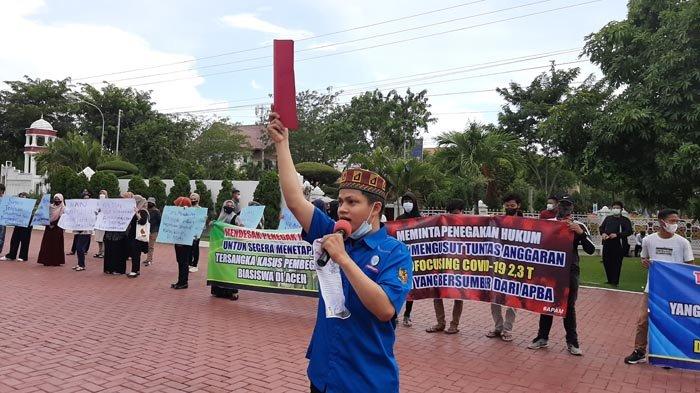 Dinilai Gagal Bangun Aceh, Pendemo Beri Kartu Merah untuk Gubernur