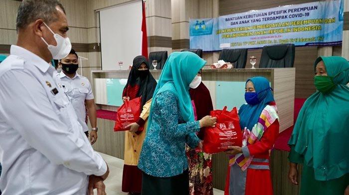 Istri Gubernur Aceh Serahkan Bantuan Spesifik untuk Kelompok Rentan Terpapar Covid-19 di Sabang